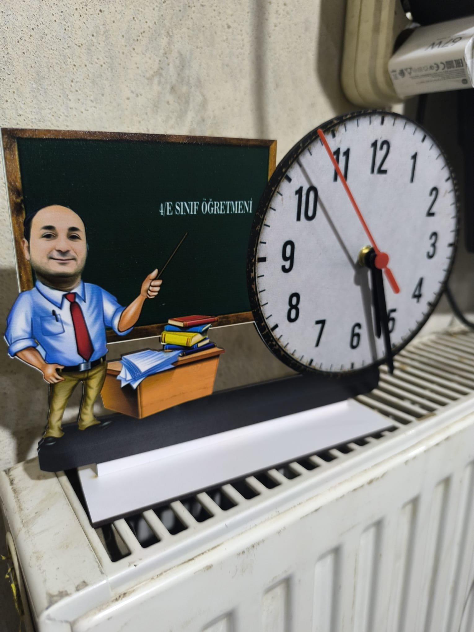 Kişiye özel erkek  öğretmen Ahşap Biblo Masa Saati görsel 6