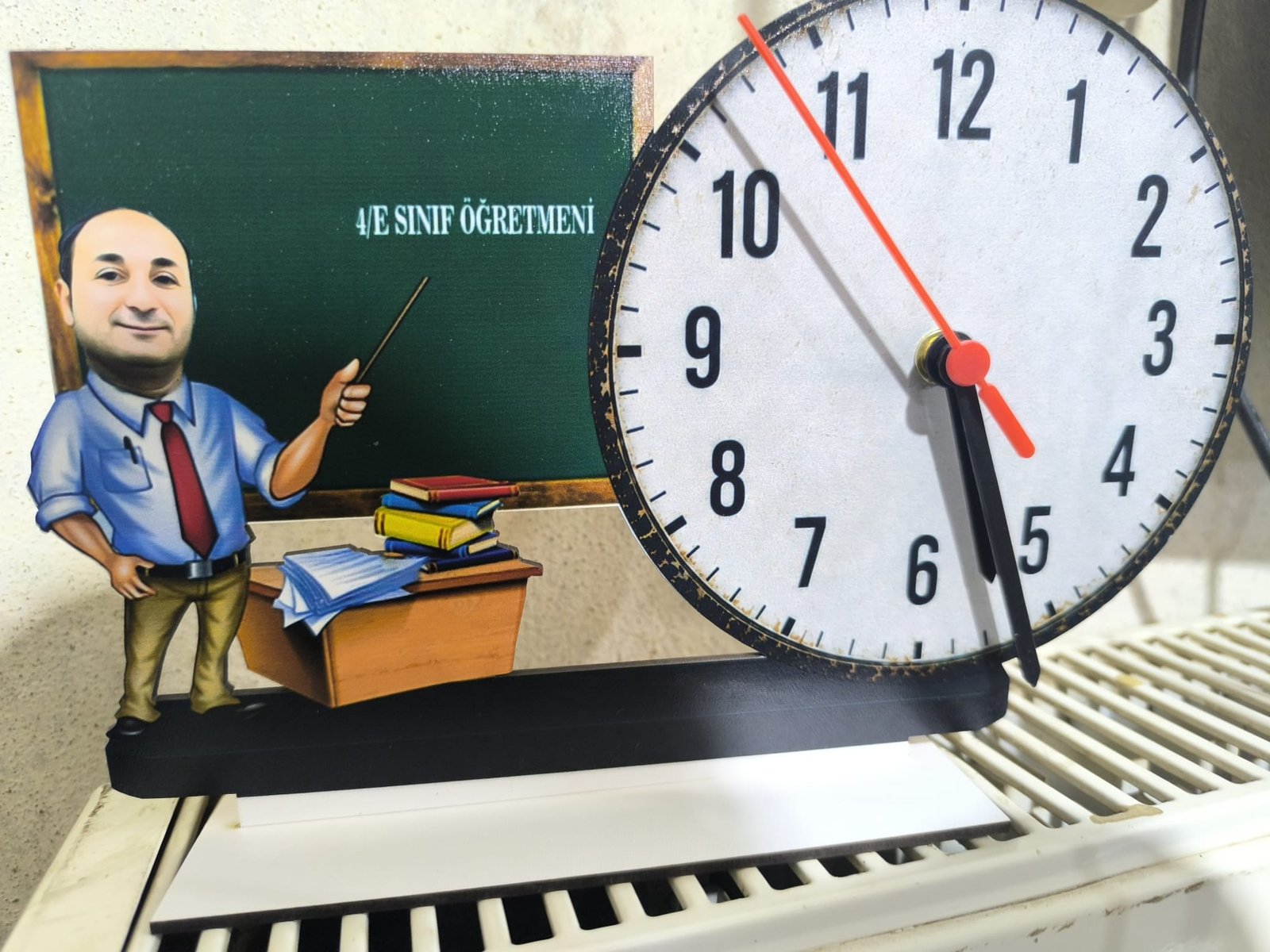 Kişiye özel erkek  öğretmen Ahşap Biblo Masa Saati görsel 4